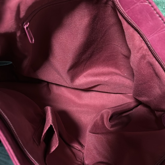 UNBRANDED PURPLE PURSE. SIZE 16x11 Man made material gorgeous - Picture 3 of 4